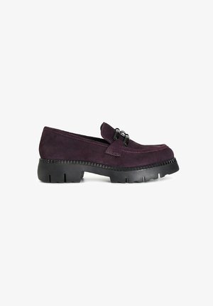 Scarpa slip-on in suede viola con suola spessa nera, caratterizzata da un accento decorativo in metallo nero sulla tomaia e cuciture in contrasto.
