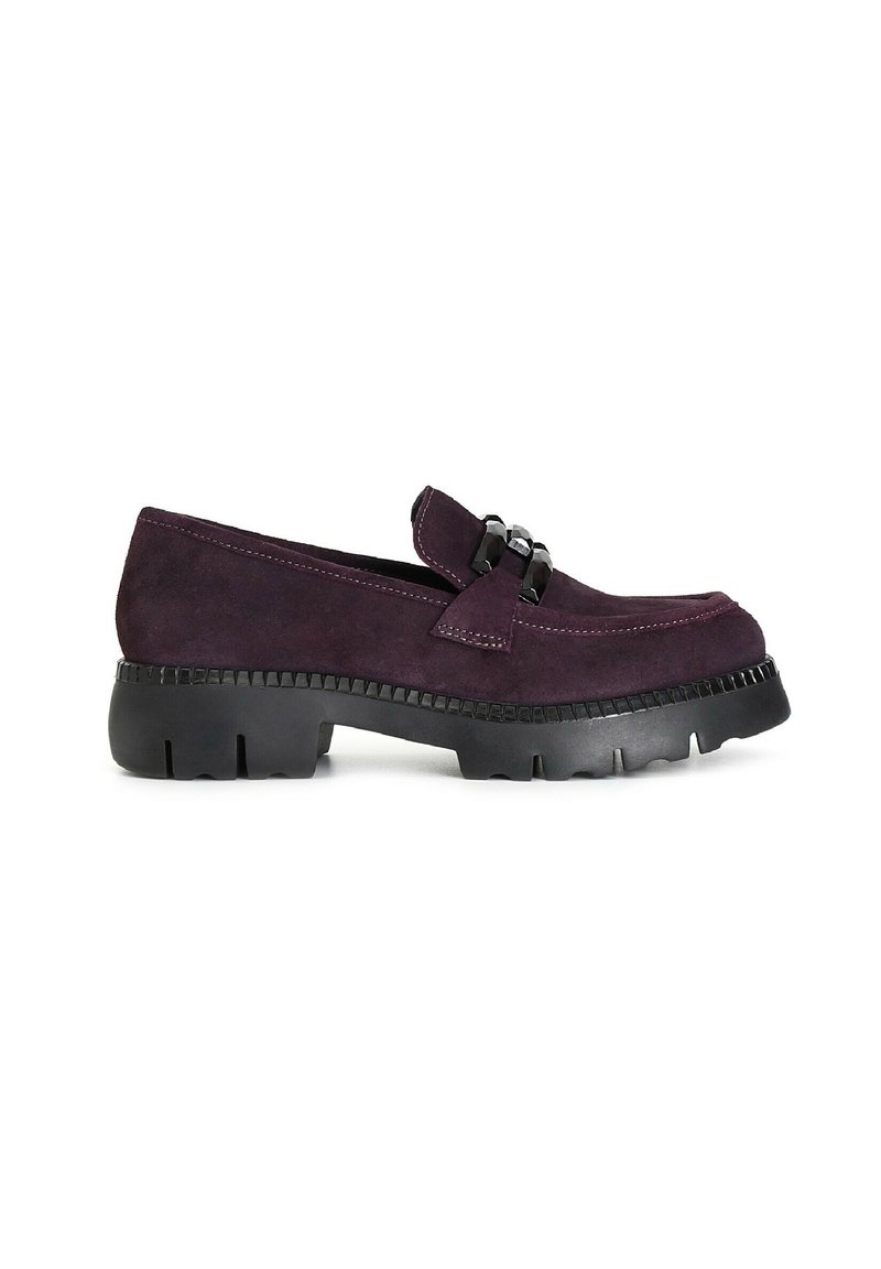 Scarpa slip-on in suede viola con suola spessa nera, caratterizzata da un accento decorativo in metallo nero sulla tomaia e cuciture in contrasto.