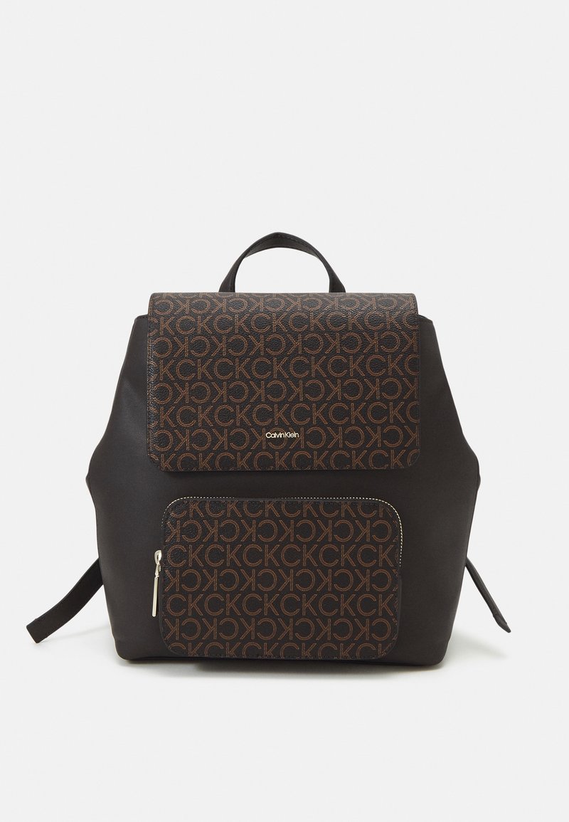 Sac à dos noir avec motif logo Calvin Klein CK marron sur le rabat et la poche avant, poignée supérieure et bretelles réglables.