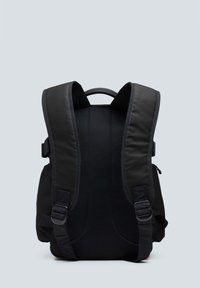 Mochila negra con correas de hombro acolchadas y de malla, una forma estructurada y bolsillos exteriores con cremallera para almacenamiento.