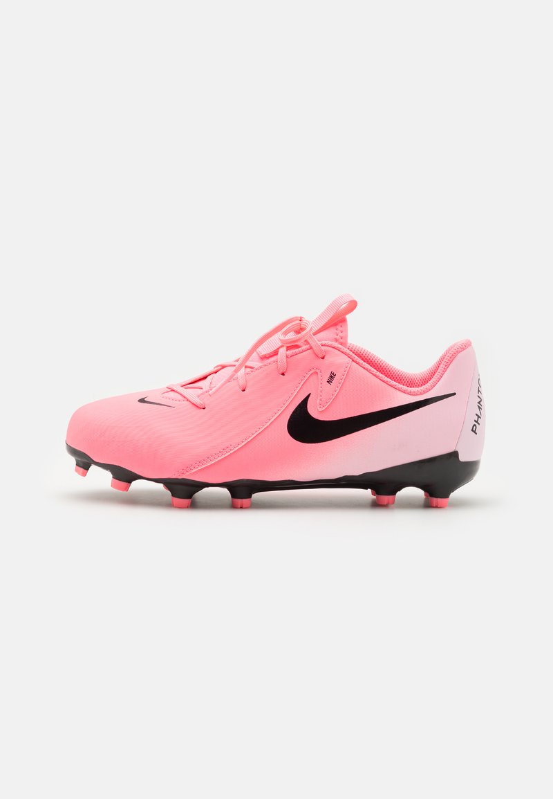 Crampon de football rose avec une tige synthétique lisse, logo swoosh noir, semelle noire et crampons en caoutchouc de différentes nuances de rose.