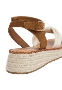 Smešane smeđe suede sandale sa bež platnenim detaljem, koje imaju pletenu espadrile potplat i zlatno-priborni detalj.