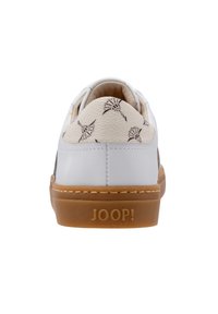 Białe skórzane sneakersy z teksturowanym kremowym tyłem, brązowym wzorem w pajęczą sieć oraz tanowym gumowym podbiciem z logo "JOOP!".