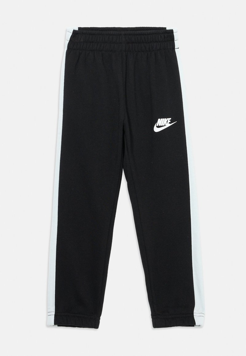 Pantaloni sportivi neri con logo Nike bianco, dotati di strisce laterali blu chiaro e vita elastica. Realizzati in tessuto morbido e comodo.