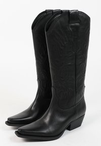 Zwarteleren cowboylaarzen met puntige neuzen, decoratieve stiksels, en een lage gestapelde hak. Voorzien van aantrek-lussen voor gemakkelijk aan- en uittrekken.