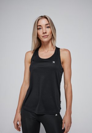 Zwarte sportieve tanktop met een ronde halslijn en racerback ontwerp, met subtiele textuur en een klein logo op de borst.