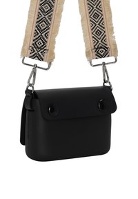 Sort faux læder crossover taske med klaplukning, prydet med en mønstret vævet rem og hardware i sølvfarvet tone.