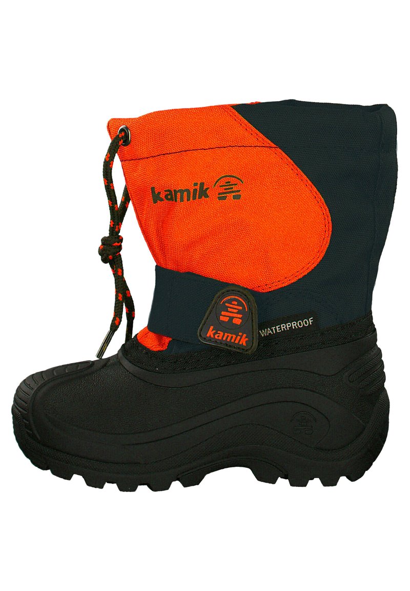 Bota impermeable Kamik con una base de goma negra, parte superior textil en naranja y negro, cordones ajustables y detalles de logotipo prominentes.