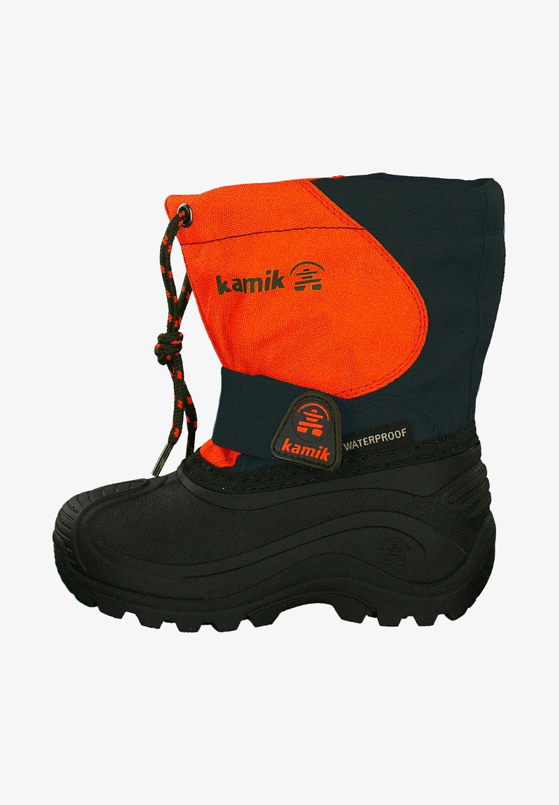 Bota impermeable Kamik con una base de goma negra, parte superior textil en naranja y negro, cordones ajustables y detalles de logotipo prominentes.