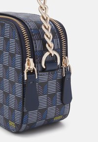Texturiertes Schultertasche in Blau und Schwarz mit goldenen Beschlägen, Kettenriemen und doppeltem Reißverschluss. Verfügt über seitliche Akzente mit Logo-Details.