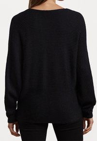 Černý pletený svetr s ribovanou texturou, širokými rukávy a výstřihem ve tvaru člunu, který má volný střih a prodloužení na zadním lemu.