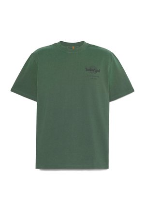 Groen Timberland T-shirt met korte mouwen, ronde hals en een klein zwart logo op de linkerborst met de tekst "Timberland opgericht 1973, VS."