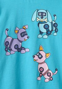 Tre cani robot cartone animato in viola, blu e rosa su uno sfondo turchese. Ognuno presenta giunture e accessori, con espressioni giocose.