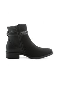 Botines negros con una combinación de materiales lisos y texturizados, que cuentan con un cierre lateral, tacón bajo y un diseño de punta redonda.