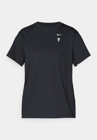 Μαύρο βαμβακερό μπλουζάκι με κοντά μανίκια, στρογγυλή λαιμόκοψη, με μικρό λευκό λογότυπο Nike και εκτύπωση "Just Do It" στο επάνω αριστερό μέρος.