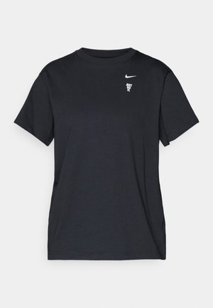 Fekete pamut póló rövid ujjal, kerek nyakkivágással, kis fehér Nike logóval és "Just Do It" felirattal a bal felső részen.