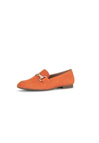 Suède instappers in helder oranje met een platte hak en gedetailleerd met gouden hardware aan de voorkant. Soepele textuur, ronde neus, minimale stiksels.