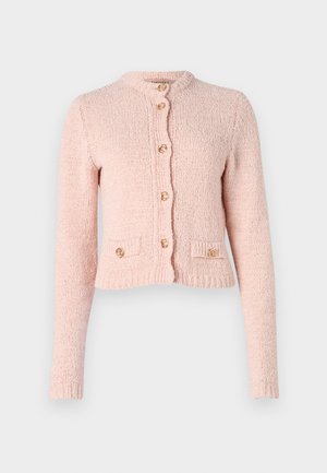 Rosa strikket cardigan med lange ermer, rund hals, frontknapper og to lommer nederst. Har teksturert stoff og gullfargede detaljer.