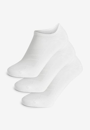 Bijele sportske čarape u paketu od tri para, s rebrastim rubom i teksturiranim dizajnom na vrhu, izrađene od glatkog, prozračnog materijala.