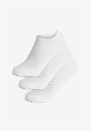 Weiße Knöchelsocken im Dreierpack, mit einem gerippten Bündchen und strukturiertem Design an der Oberseite, aus einem glatten, atmungsaktiven Stoff gefertigt.