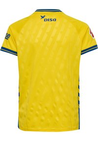 Gul sports trøje med tekstureret mønster, blå detaljer på ærmerne og halsen, samt logoer i blå og hvid på skulderområdet.
