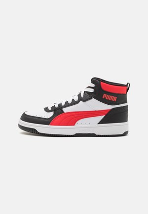 Czarne, białe i czerwone wysokie sneakersy z gładką skórzaną cholewką, wyściełanym kołnierzem, białymi sznurówkami i czarną gumową podeszwą.