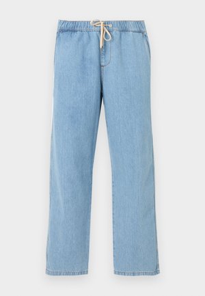 Hellblaue Jeanshose mit elastischem Bund und beigem Kordelzug, gerader Beinverlauf, zwei Seitentaschen, flach auf weißem Hintergrund.