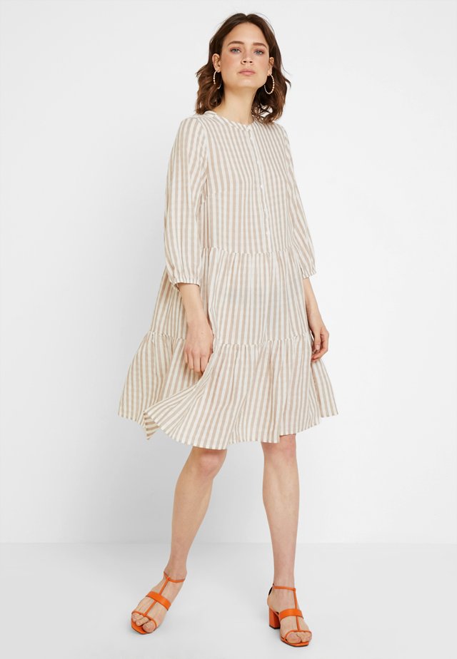 NOOR STRIPE DRESS - Paitamekko - sand