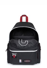 Zaino nero con accenti rossi e bianchi, dotato di una tasca frontale, logo Chicago Bulls ricamato e una toppa con logo. Realizzato in tessuto resistente.