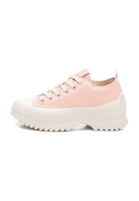 Sneaker in tela rosa con punta in gomma bianca e suola spessa dalla texture unica. Caratterizzato da design con lacci e linguetta sul tallone per una facile calzata.