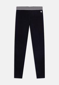 Črne leggins hlače z elastičnim pasom v črtah, ki se ponašajo z gladko teksturo in prilegajočo silhueto, primerne za športno ali sproščeno nošnjo.