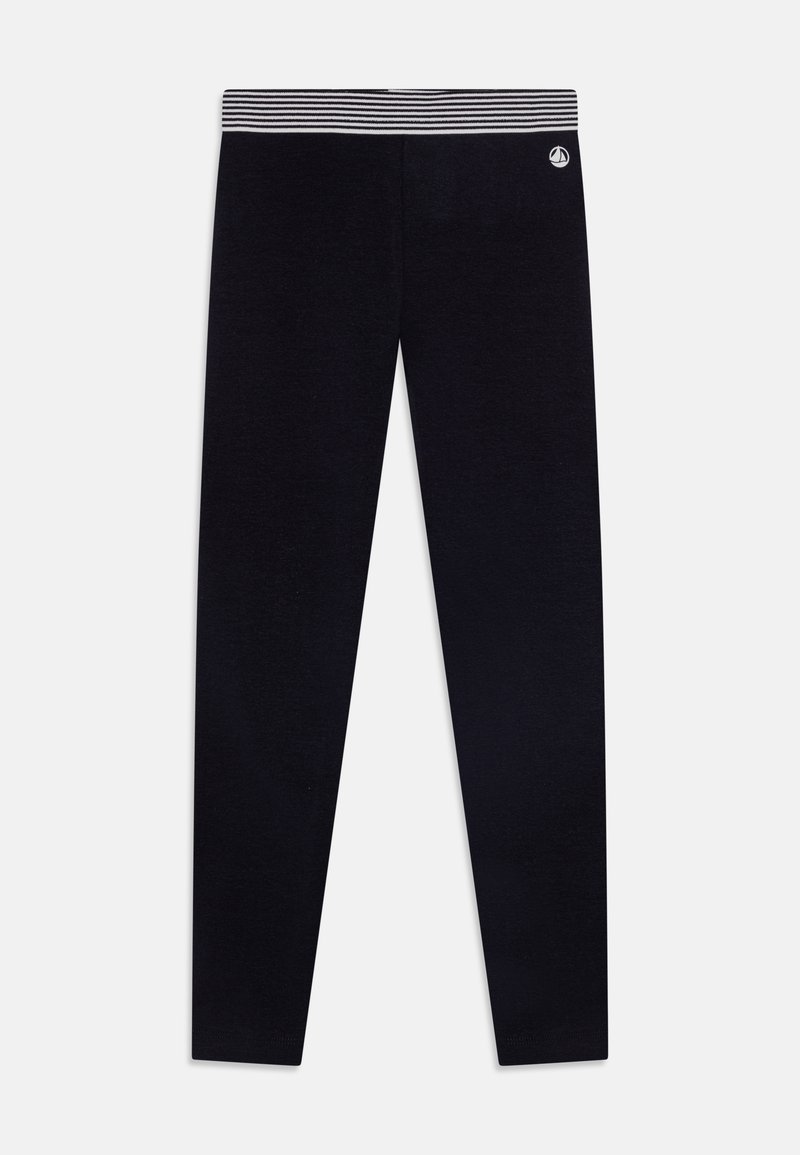Črne leggins hlače z elastičnim pasom v črtah, ki se ponašajo z gladko teksturo in prilegajočo silhueto, primerne za športno ali sproščeno nošnjo.