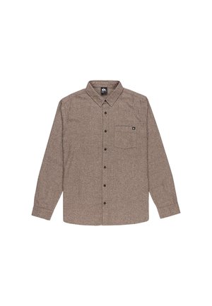 Camisa marrón de botones con mangas largas, tejido texturizado, un bolsillo en el pecho y etiqueta en el cuello, con un diseño de cuello estándar.