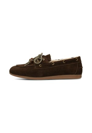 Donkerbruine suède mocassin pantoffel met beige en bruine koordveter bovenop, lichtbruine rubberen zool en crèmekleurige voering.