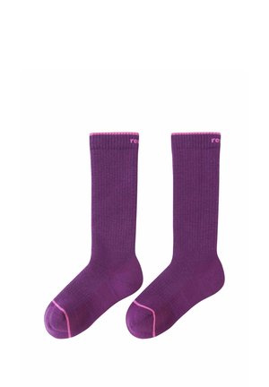 Paire de chaussettes violettes avec bordure rose en haut et aux orteils, présentées côte à côte sur un fond blanc.