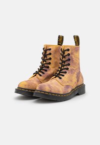 Dr. Martens Botines con cordones - dark yellow