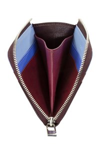 Portafoglio in pelle di colore bordeaux, con interno blu e viola. Caratterizzato da una chiusura a zip, diversi scomparti per carte e una texture liscia.