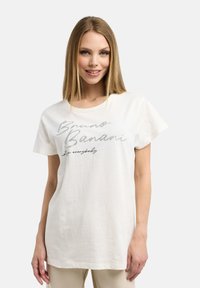 Weisses Baumwoll-T-Shirt mit runder Ausschnitt und kurzen Ärmeln, bedruckt mit silbernem und schwarzem Text "Bruno Banani nicht für jedermann."