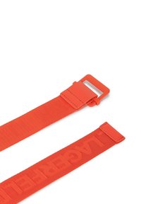 Oranža sieta siksna ar kvadrāta formas plastmasas sprādzi. Īpašības: reljefs ar zīmola nosaukumu, gluda tekstūra un nostiprināta šuvums galos.