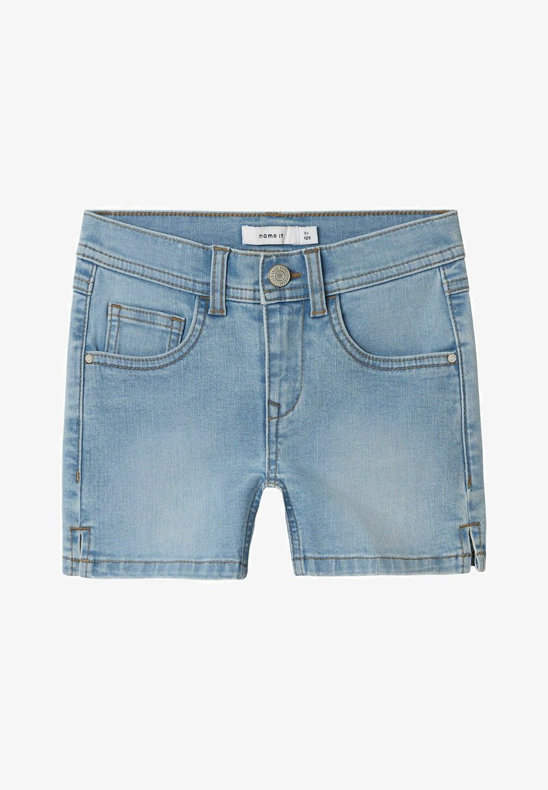 Gaiši zili džinsu šorti ar klasisku piecu kabatu dizainu, taisnu piegriezumu un vieglu nolietojumu. Iespējas ietver priekšējo pogu aizdari un šuvju akcentus.