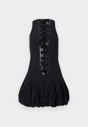 Μαύρο φόρεμα χωρίς μανίκια με φούστα τύπου bubble, λεπτομέρεια δέσιμου με κορδόνι μπροστά και γυαλιστερό τελείωμα, εφαρμοστό στο πάνω μέρος και φαρδαίνει προς τα κάτω.