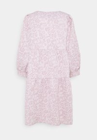 Růžové květinové šaty s dlouhými rukávy, vrstvený design, strukturovaná tkanina a jemné vzory stehu. Zadní pohled ukazuje kulatý výstřih.