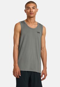 Graues ärmelloses Sporttanktop mit glatter Textur, rundem Halsausschnitt und schwarzem Logo auf der Brust, kombiniert mit schwarzen Shorts.
