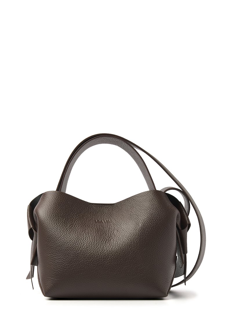 Bruine leren handtas met een gestructureerd oppervlak, een asymmetrisch ontwerp en één schouderband. Inclusief een decoratieve zijstrik.