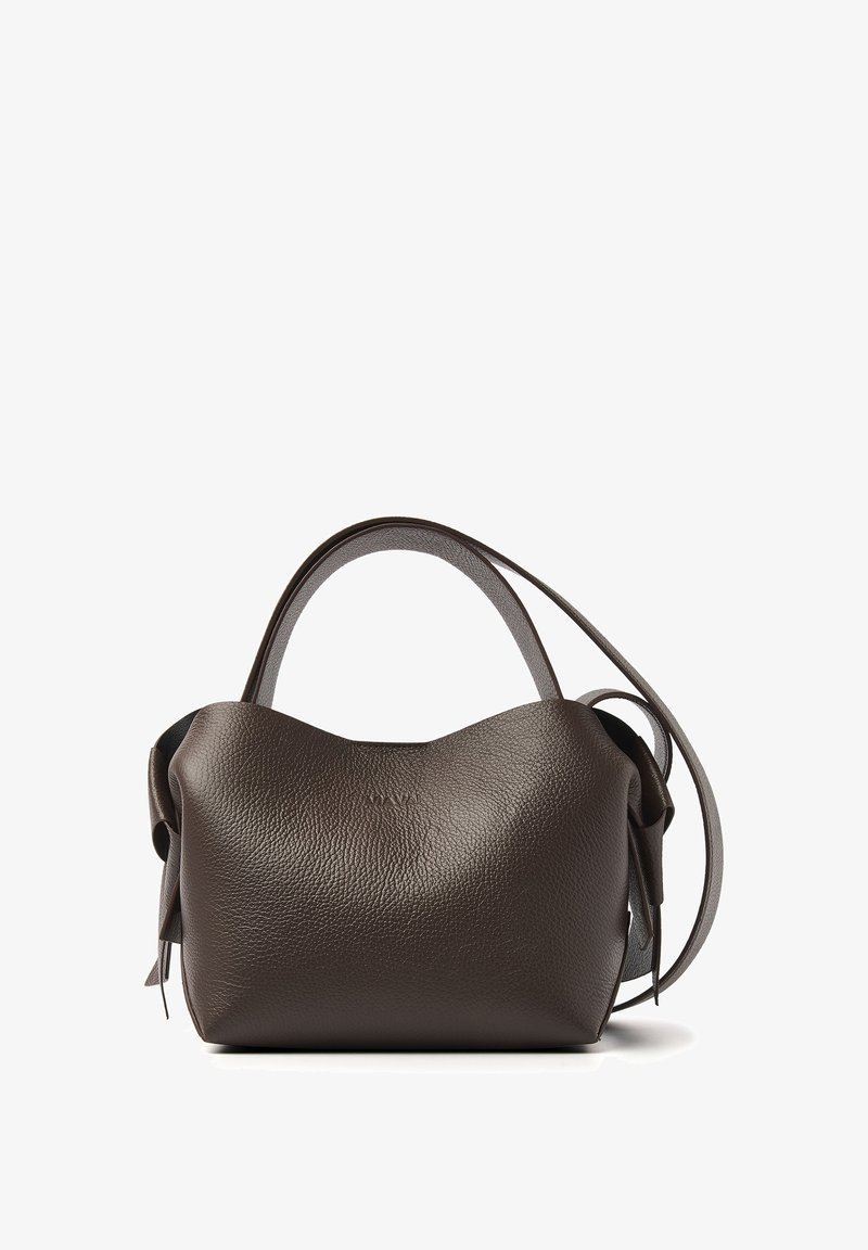 Bruine leren handtas met een gestructureerd oppervlak, een asymmetrisch ontwerp en één schouderband. Inclusief een decoratieve zijstrik.