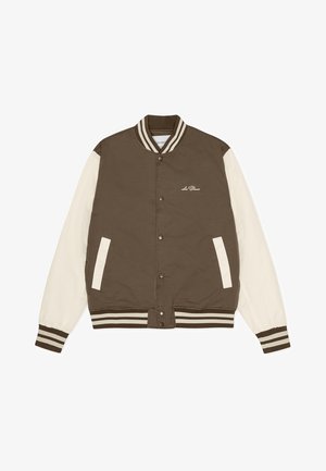 Brun og creme varsityjakke med stribet ribkant ved krave og ærmekanter, trykknaplukning, sidelommer og broderet logodetalje.