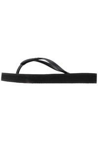 Musta flip-flop, joka on valmistettu kumista ja jossa on teksturoitu hihna, litteä pohja ja sileä pinta. Suunnittelu on minimalistinen, ilman lisäkoristuksia.