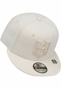 Casquette snapback blanche en tissu texturé avec un logo NFL en relief à l'avant, un visière plate et des trous de ventilation sur les côtés.