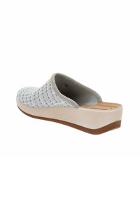 Zoccoli slip-on grigi intrecciati con una parte superiore testurizzata, interno imbottito di colore chiaro e una suola piatta spessa beige con una base in gomma marrone.