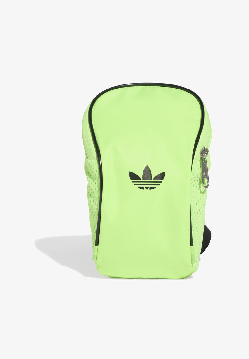 Mochila verde néon feita de um tecido texturizado e respirável, com um logotipo preto, fecho com zíper e detalhes em preto contrastantes.